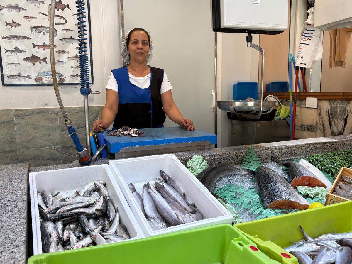Jamila Abinouh en su pescadería.