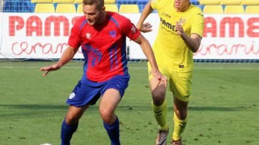 El delantero Chepe presiona a un futbolista del Torre Levante, en una acción del sábado.