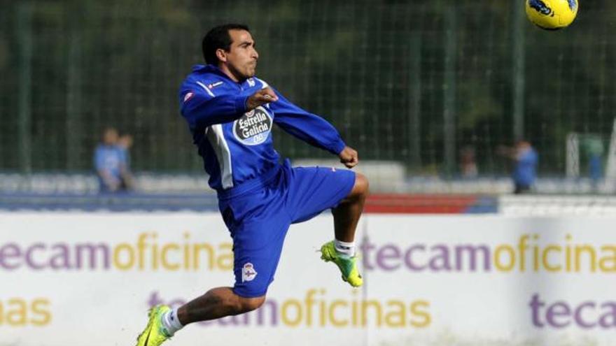 Morel salta para rematar un balón durante un entrenamiento en Abegondo. / eduardo vicente