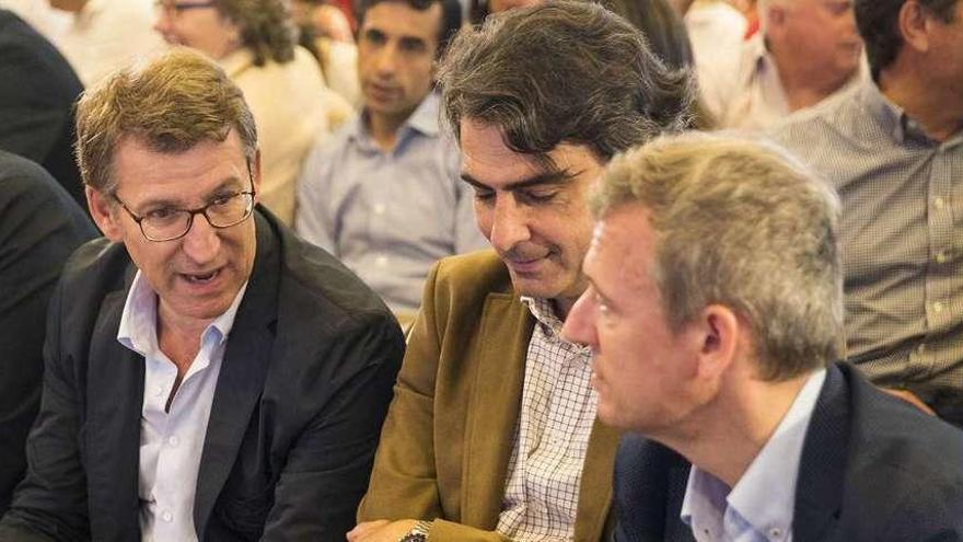 Feijóo, el presidente del PP coruñés, Diego Calvo, y Rueda, ayer, en la junta directiva del PPdeG. // O. Corral