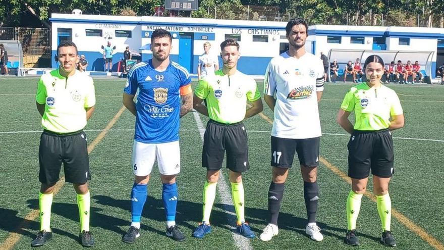 Los capitanes, Valiente y Moreno, con el trío arbitral. | | CD MARINO