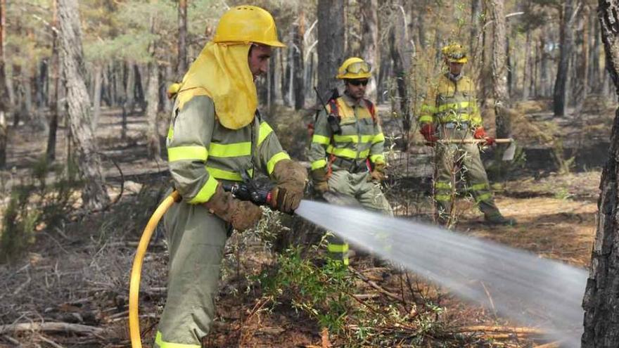 Labores de extinción en el incendio originado en julio en Latedo.