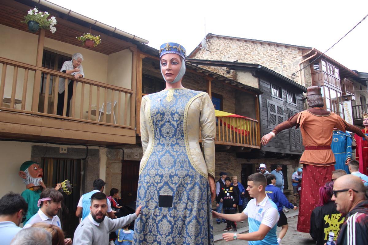 GALERÍA | Desfile de gigantes en Puebla de Sanabria GALERÍA | Desfile de gigantes en Puebla de Sanabria