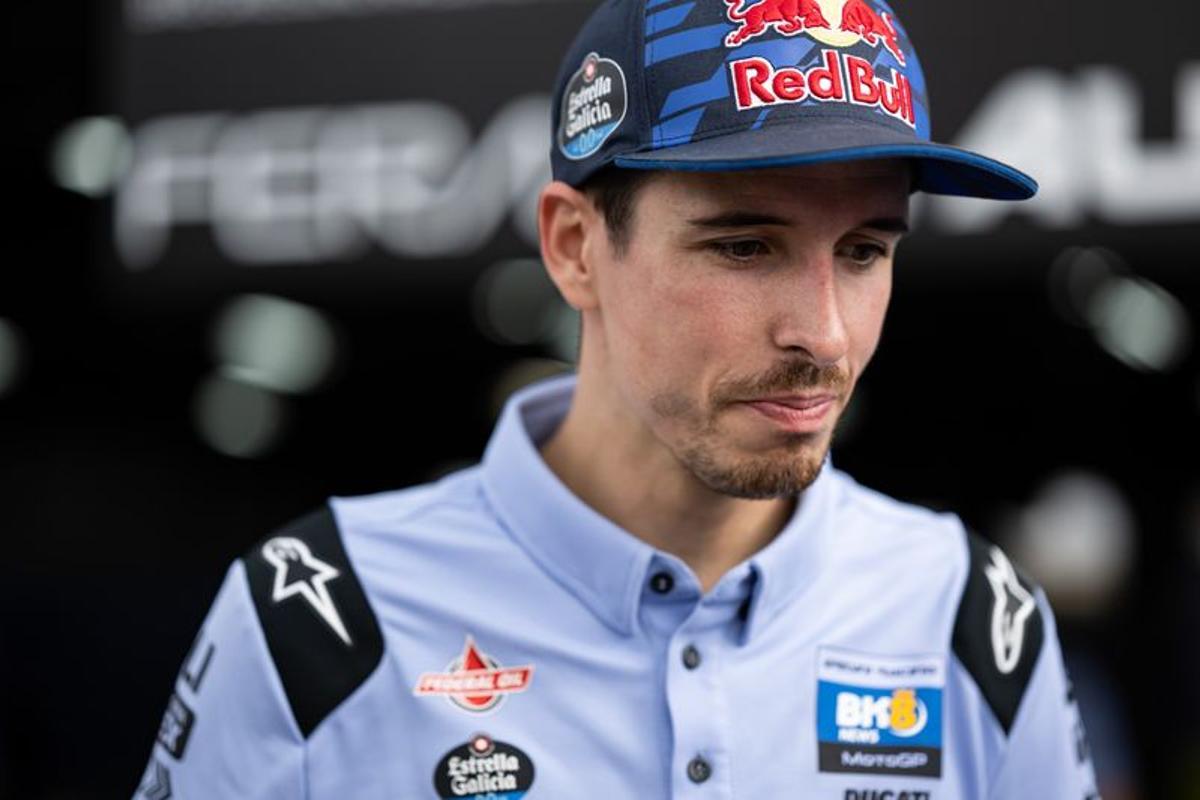 Àlex Márquez camina hacia el taller del equipo Gresini en Motegi.