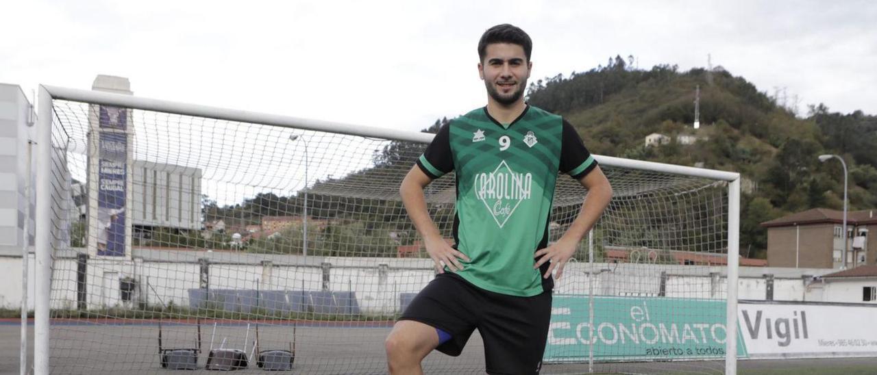 Alejandro Montes, «Toquero», posa con tres balones. | Fernando Rodríguez