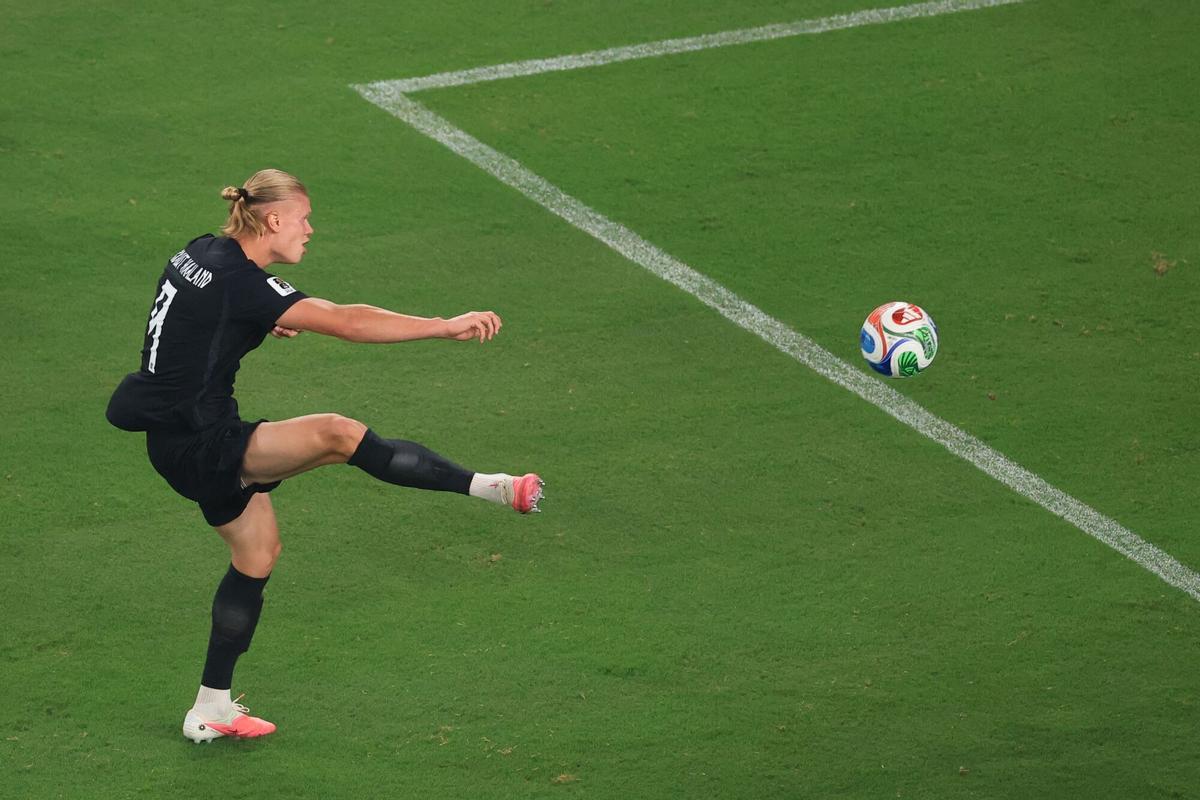 Erling Braut Haaland marca el tercer gol de Noruega frente a Senegal.