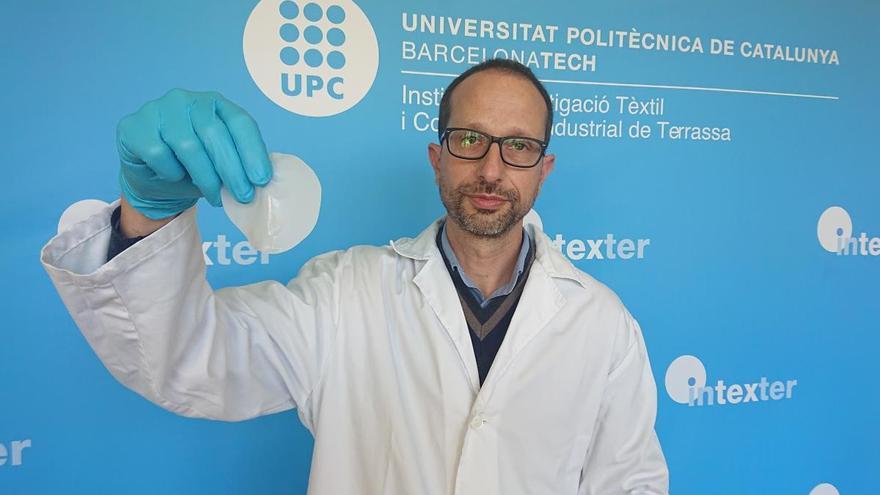 José Antonio Tornero sostiene la biomembrana CEB-01