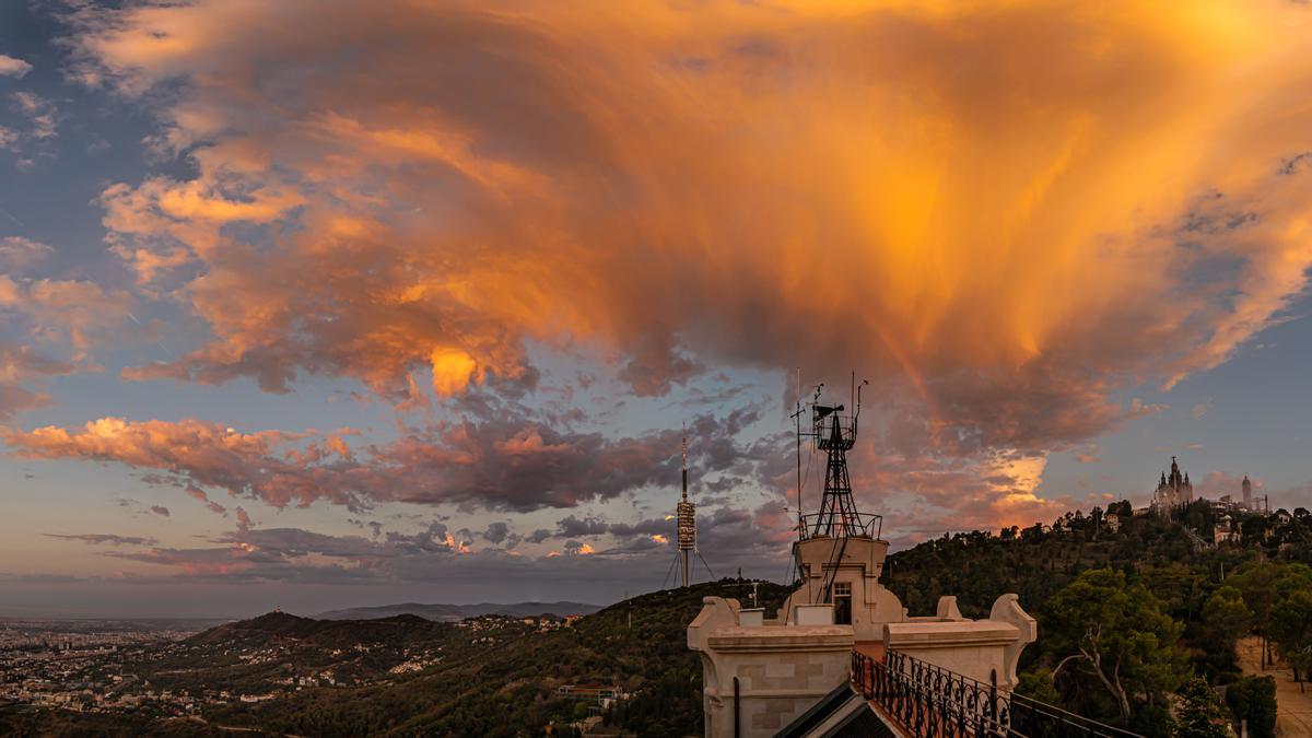 Nubosidad matinal sobre Barcelona, con un efímero arcoíris, el 15 de agosto del 2023.