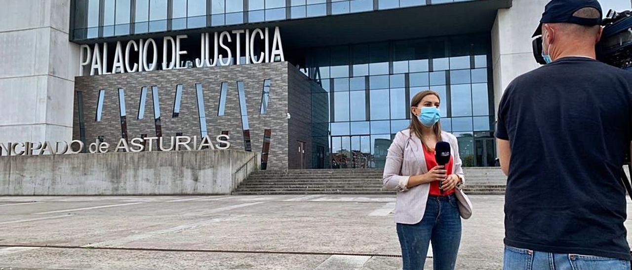 Una periodista portuguesa, ayer, ante el Palacio de Justicia de Gijón. | P. P.