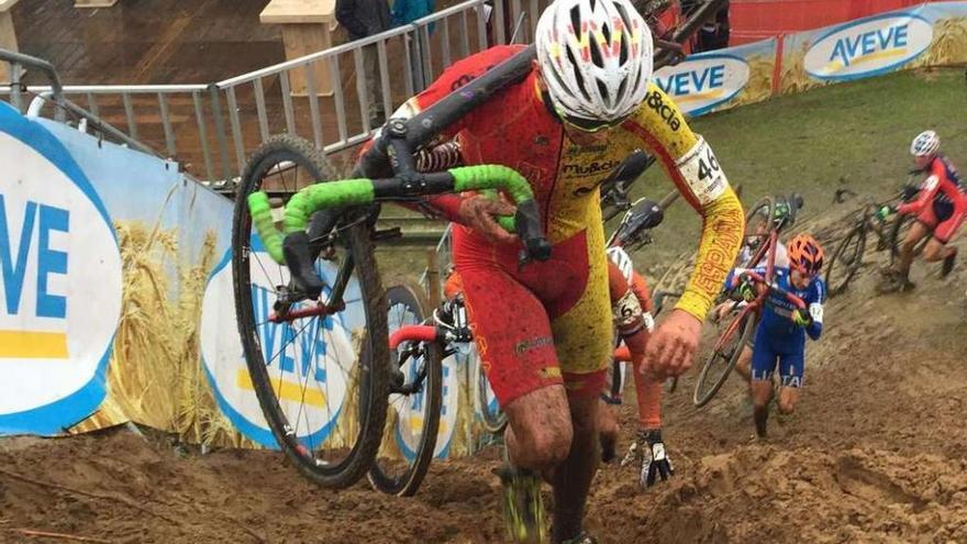 El ciclista alaricano Iván Feijóo, en un momento de la prueba de ayer.  // FdV