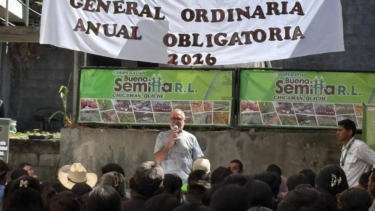 Roberto Álvarez Abella en la asamblea general de la cooperativa "Buena Semilla"
