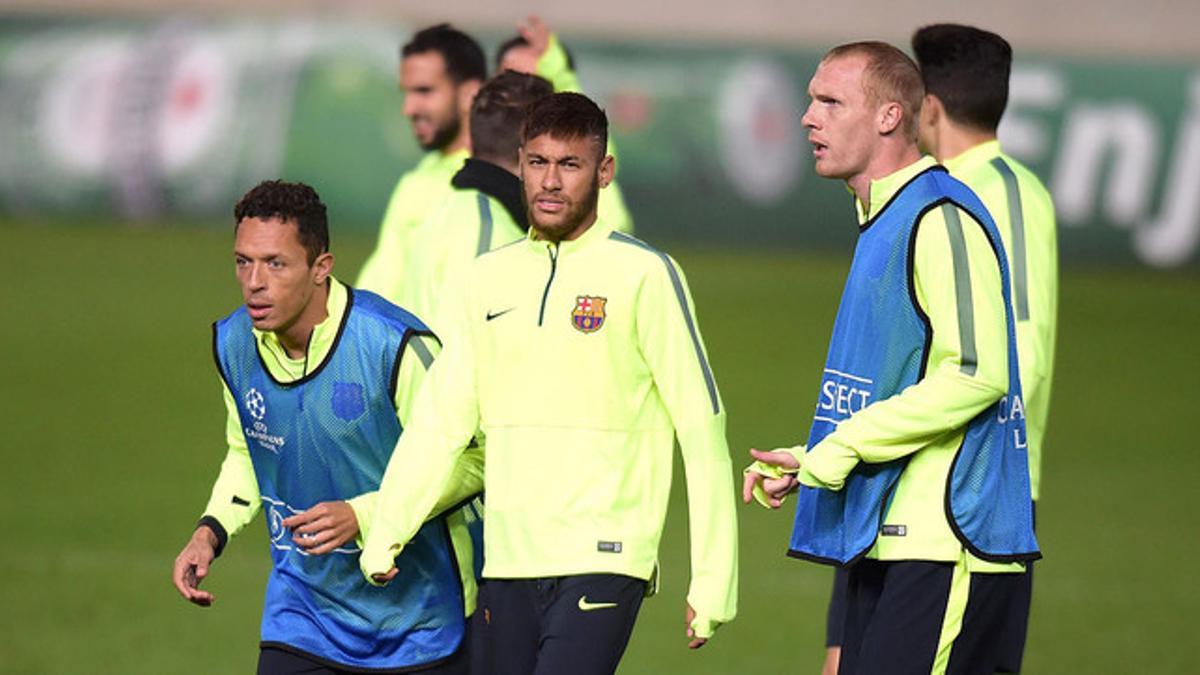 Neymar, durante el entrenamiento del Barça en Nicosia, ayer