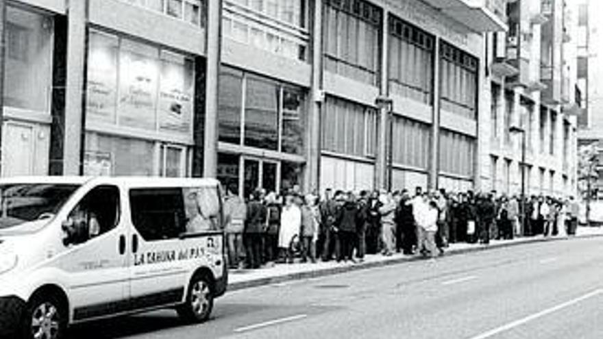 Zamoranos en las puertas de las fábrica ubicada en la Avenida de Portugal