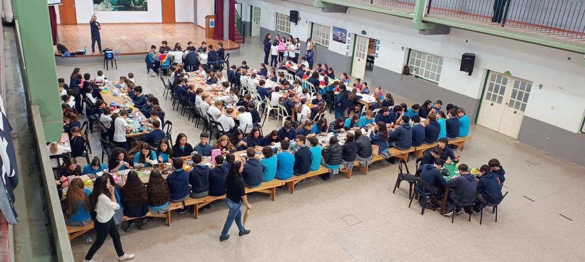 Los Güevos Pintos en el colegio Covadonga de Santa Fe