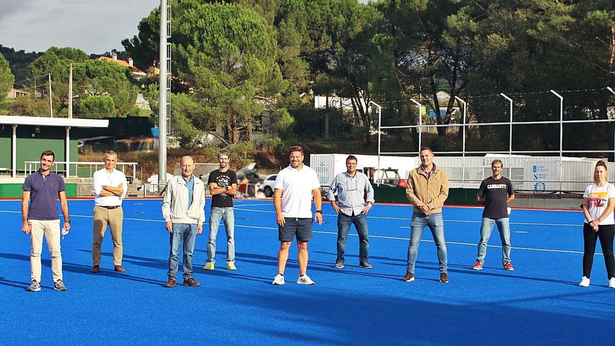 Los representantes institucionales durante la visita al campo de Mariñamansa. |  // FDV