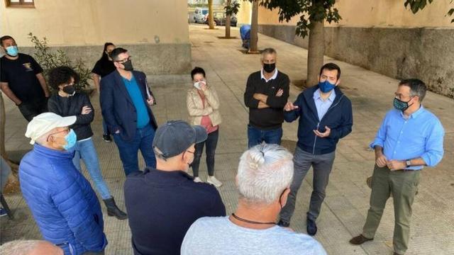 El concejal de Vivienda, Juan José Martínez, y el edil de Urbanismo, Carlos Tarife, reunidos con vecinos de La Salud.