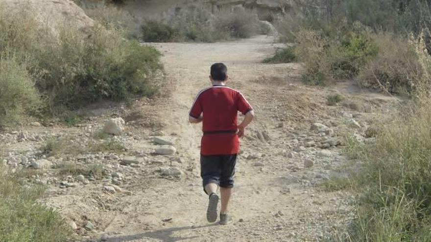 La ladera del río Vinalopó es una de las zonas preferidas por el vecindario para hacer deporte.