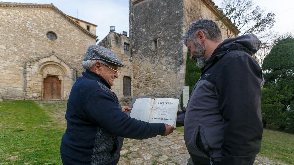 Sant sebastia dels gorgs 24 02 2022 Sociedad Una familia de Sant Sebastia dels Gorgs ha ganado un juicio con la Iglesia que le reclama parte de su casa en la foto Isidre padre e Isidre hijo posando con la escritura de la casa en la iglesia de Santsebatia dels Gorgs Foto Pau Martí Moreno