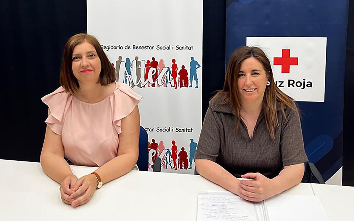 La concejala de Bienestar Social de Altea, Anna Lanuza (izda.) y la directora de Cruz Roja Altea, Inmaculada Martínez, presentando el albergue municipal de emergencia.