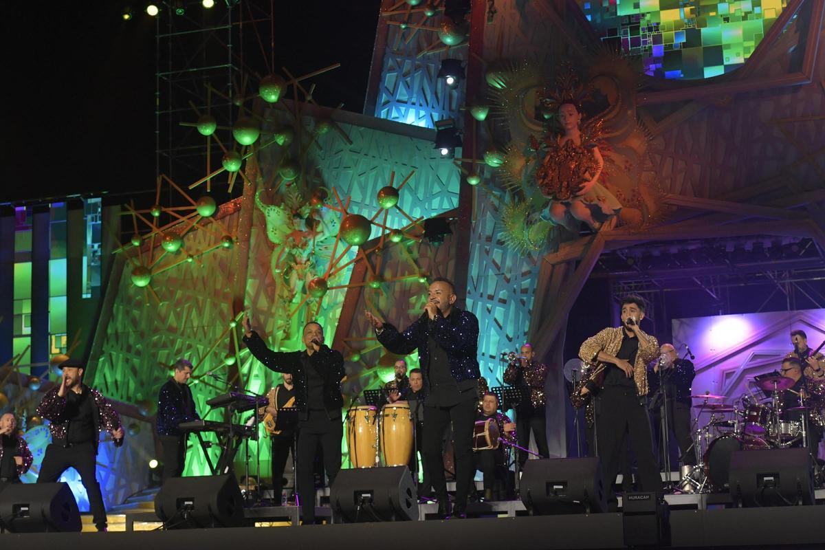 Componentes de las cuatro bandas cantan por primera vez juntos en el Carnaval de Las Palmas de Gran Canaria.
