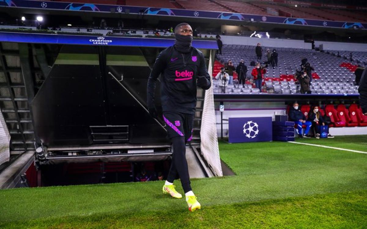 Dembélé entra en el Allianz Arena de Múnich para realizar el entrenamiento con el Barça.