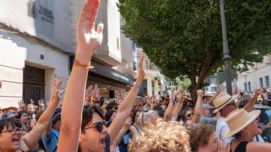 Las imágenes de la concentración para pedir la dimisión de Alfonso Rodríguez como delegado del Gobierno en Baleares por las cargas policiales en la manifestación contra el turismo masivo