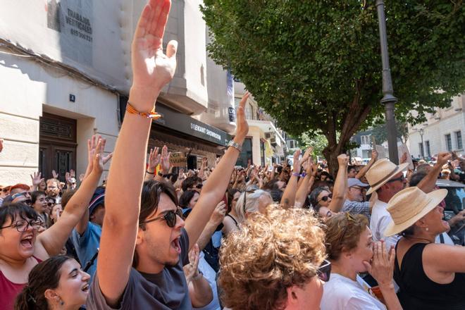 Las imágenes de la concentración para pedir la dimisión de Alfonso Rodríguez como delegado del Gobierno en Baleares por las cargas policiales en la manifestación contra el turismo masivo
