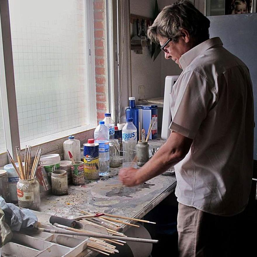 Carlos Morago, trabajando en su estudio madrileño.