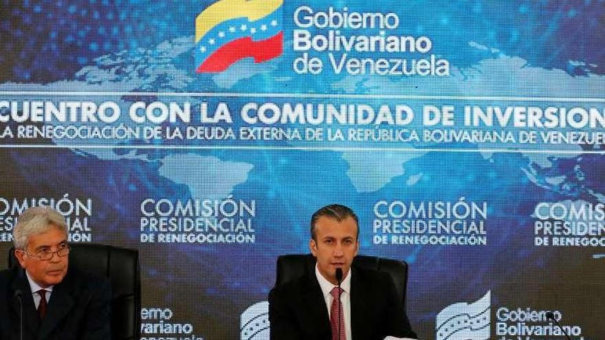 El vicepresidente venezolano Tareck El Aissami preside la reunión del lunes con los tenedores de deuda pública. // Reuters