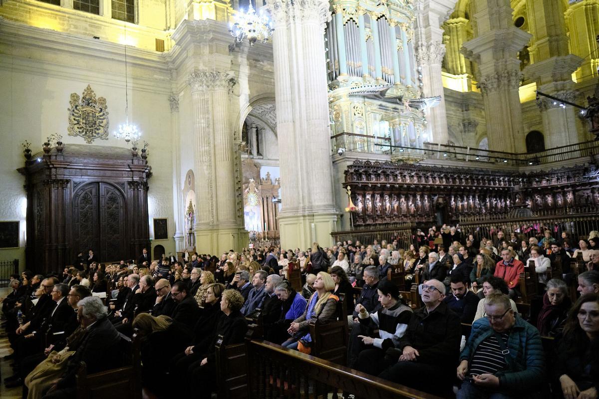El obispo de Málaga, José Antonio Satué, ha recordado a todas las víctimas del accidente ferroviario de Adamuz (Córdoba) durante una misa que se ha celebrado este domingo en la Catedral Basílica de la Encarnación