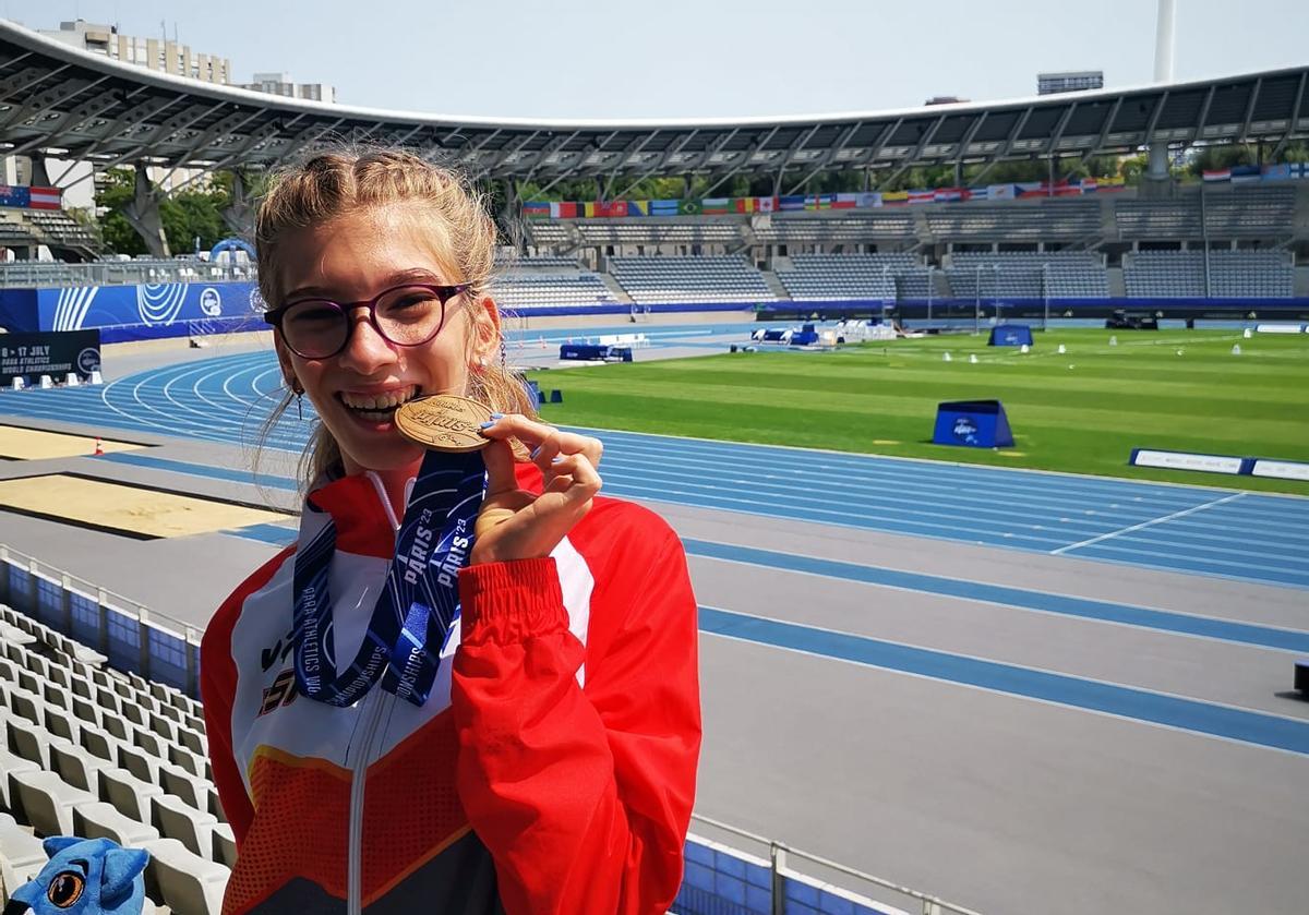 Judith con la medalla de bronce en París.