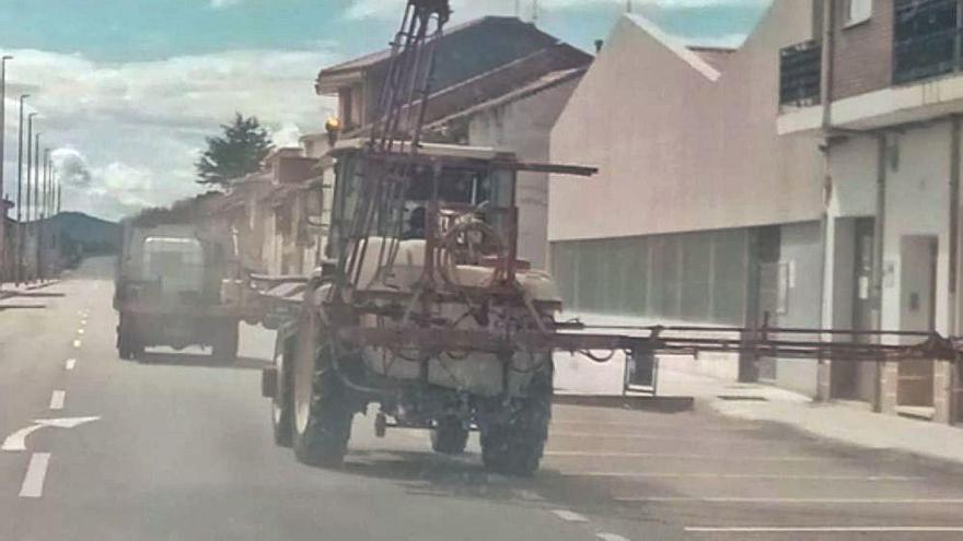 Tractores desinfectando en la zona de Camarzana.