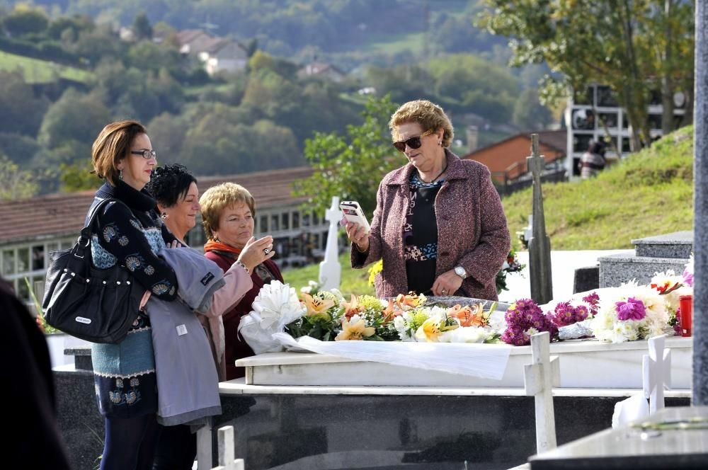 Día de Difuntos en el cementerio de Pando, Langreo