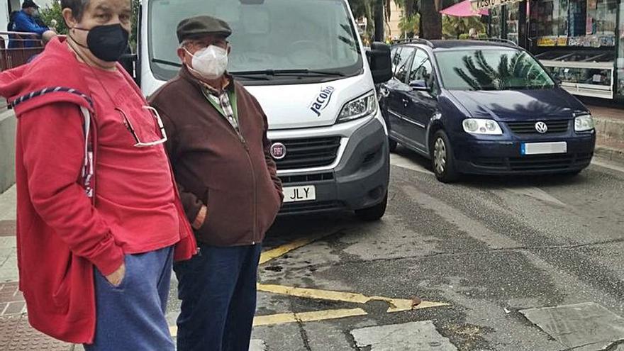 José González y otro vecino, en el paso de cebra con visibilidad reducida.