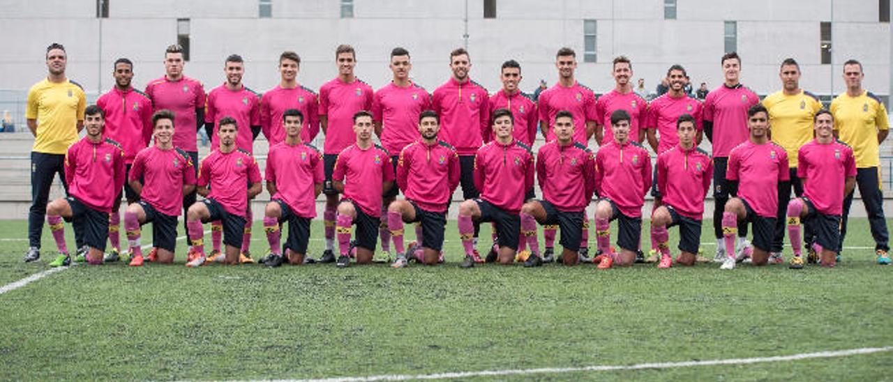 El juvenil A, campeón con récord de puntos en la División de Honor, con sus técnicos, Pachi Castellano y José Ojeda.