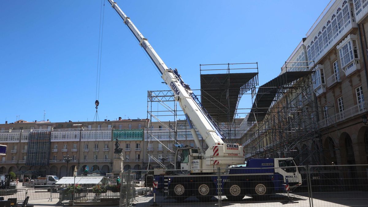Montaje del escenario en la Plaza de María Pita