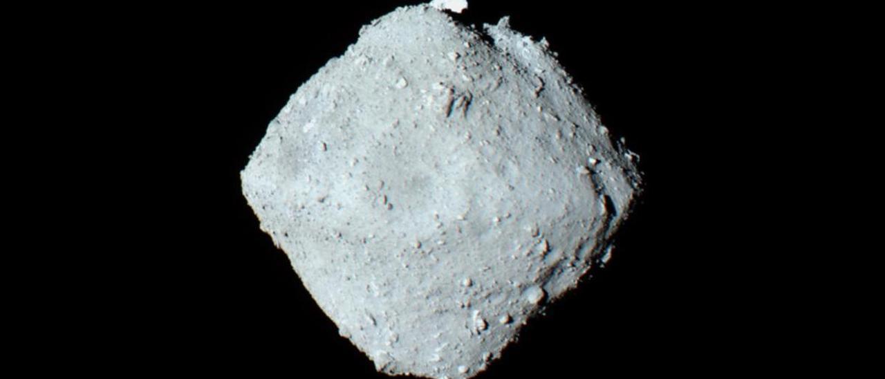 Imagen de asteroide Ryugu captada por sonda espacial Hayabusa 2 de la Agencia Espacial Japonesa.