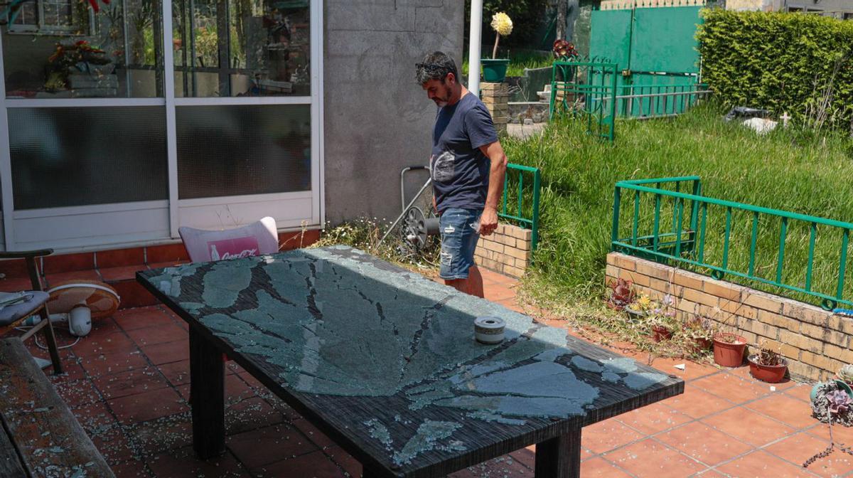 Javier, hijo de la víctima, ante los daños en la vivienda donde ocurrió el crimen en abril de 2024 a causa de los temporales del invierno.