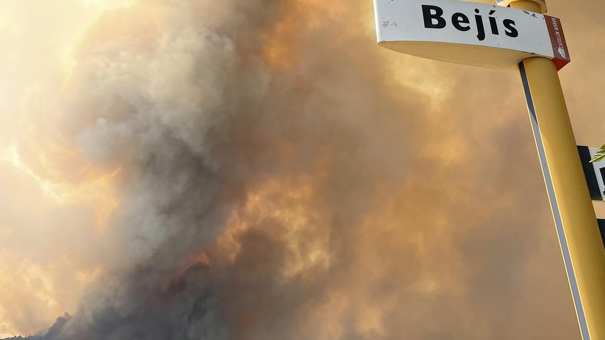 El incendio de Bejís, desde la A-23 a la altura de Barracas