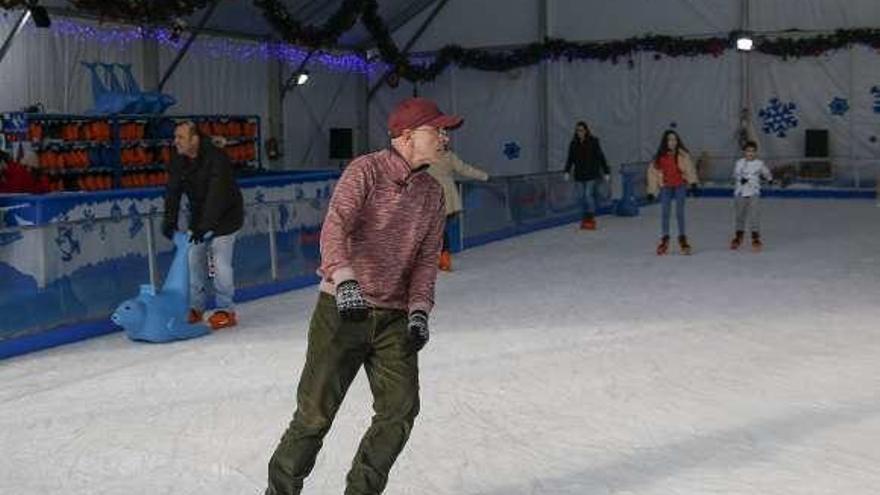 Los últimos patinadores de la pista, ayer, en el Solarón.