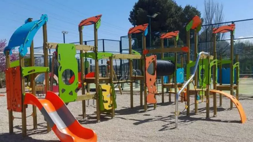 El ayuntamiento instala nuevos juegos infantiles