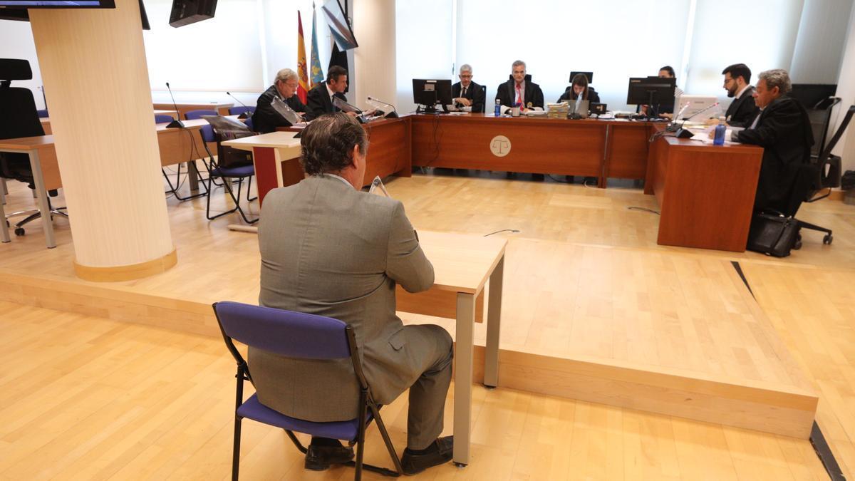 El abogado acusado sentado en el banquillo en uno de los juicios celebrados este jueves.