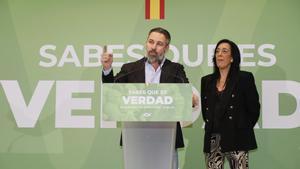 La candidata a Lehendakari por Vox, Amaia Martínez, y el presidente del partido, Santiago Abascal en la noche electoral vasca.