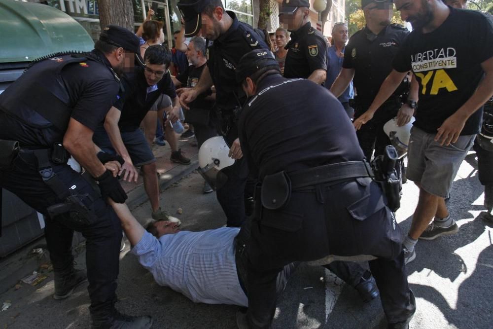 Dos vecinos y un policía heridos durante las prote