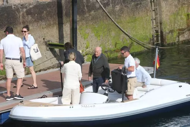Amancio Ortega desembarca en el puerto de Aldán