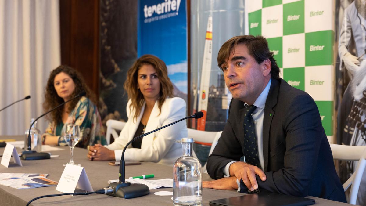 Miguel Ángel Suárez junto a Isabel Montaldo y Laura Castro, hoy, en Tenerife.