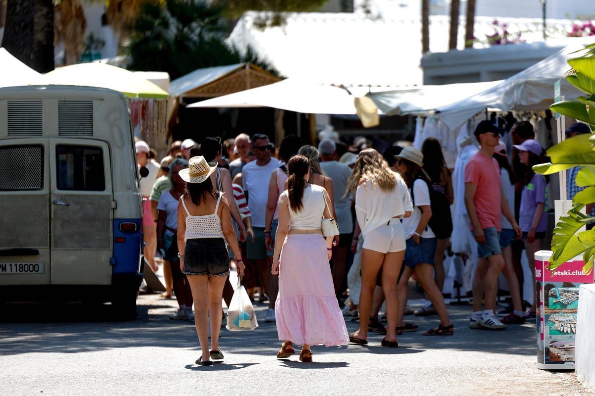 El emblemático mercadillo hippie de Punta Arabí, en imágenes