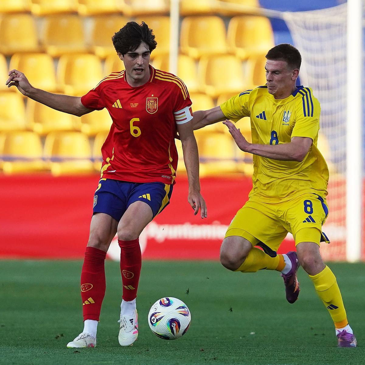 Javi Guerra lució el brazalete de capitán con España sub-21 este viernes