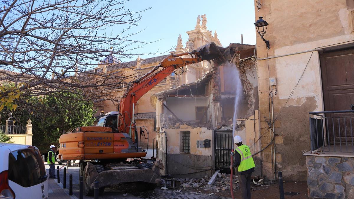 Trabajos de demolición de las casas con San Patricio al fondo.