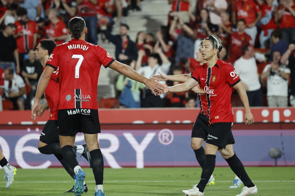PALMA DE MALLORCA, 23/05/2026.- Los jugadores del Mallorca celebran el gol marcado por su compañero Pablo Torres durante el partido de la jornada 38 de la LaLiga de fútbol entre el Mallorca y Real Oviedo, este sábado en el estadio de Son Moix, en Palma de Mallorca. EFE/Cati Cladera